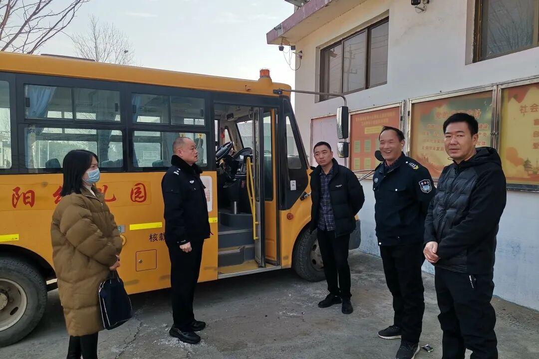 【安全檢查】縣教體局聯(lián)合縣公安局交警大隊(duì)開展校車安全專項(xiàng)檢查